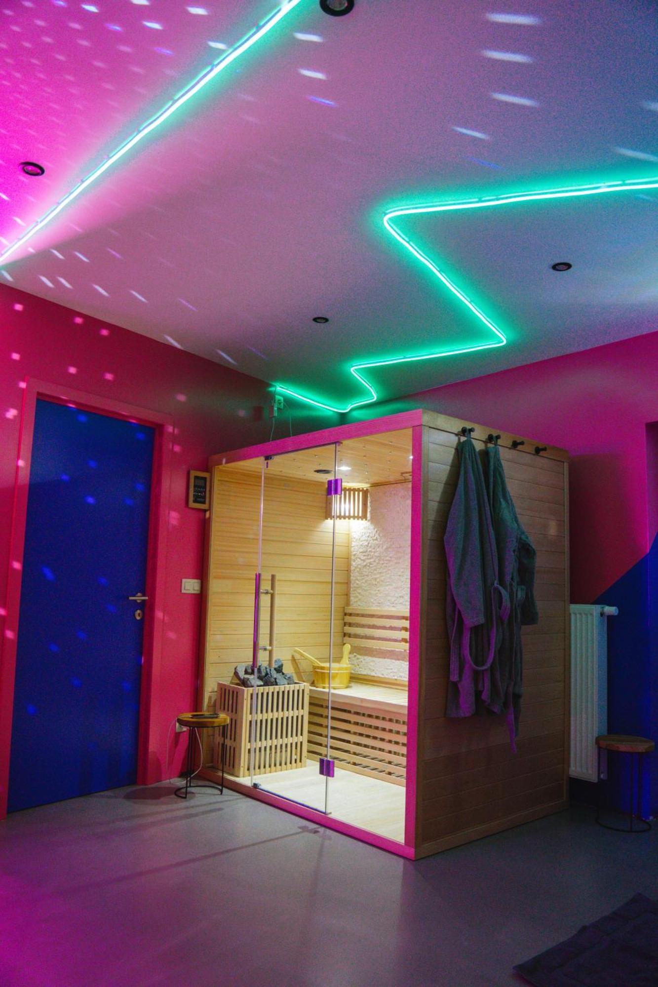 Capsule Boogie-Woogie - Jacuzzi - Sauna - Billard - Jeux - Ecran Geant - Filet Suspendu - Netflix La Louvière المظهر الخارجي الصورة
