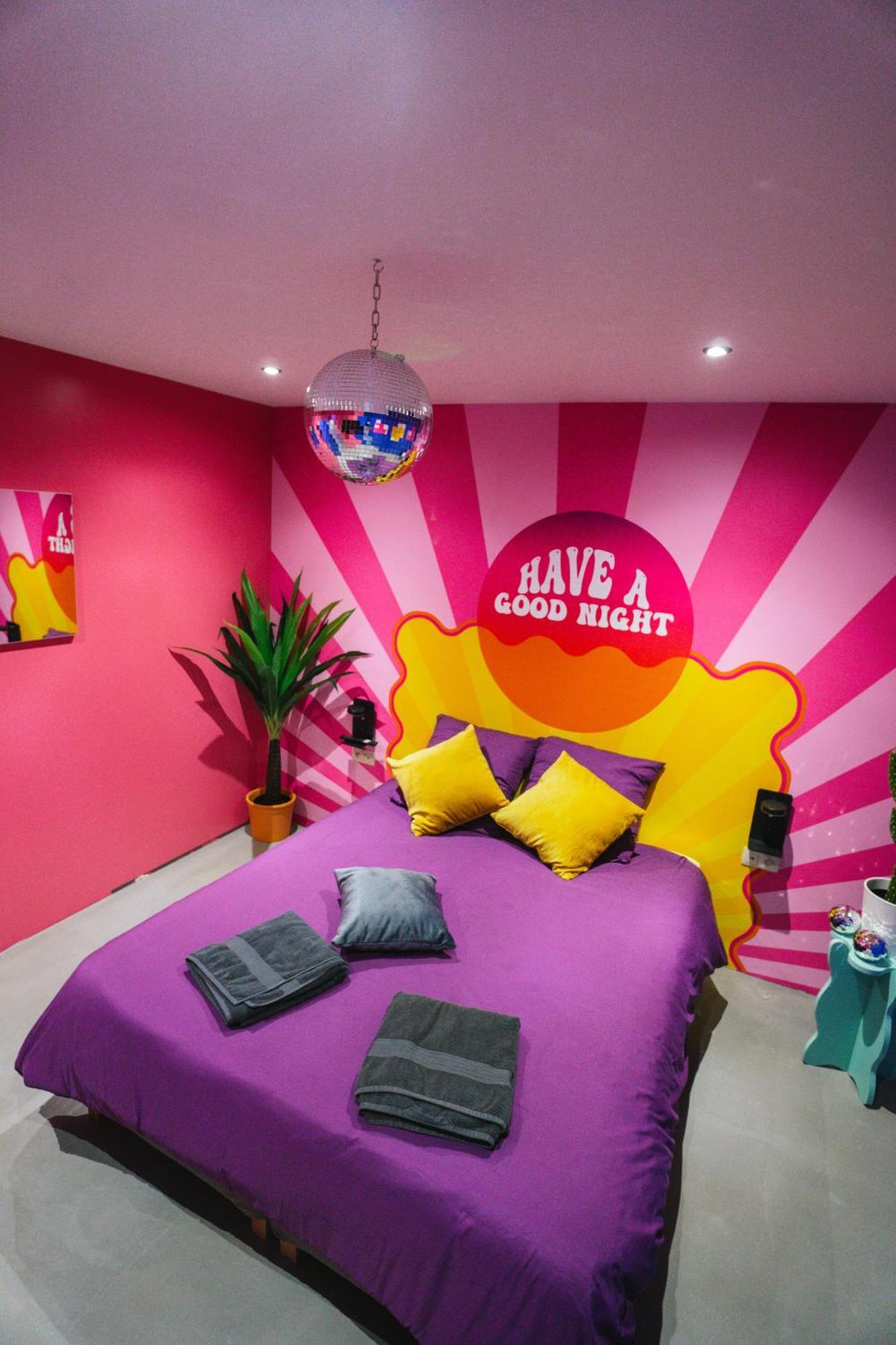 Capsule Boogie-Woogie - Jacuzzi - Sauna - Billard - Jeux - Ecran Geant - Filet Suspendu - Netflix La Louvière المظهر الخارجي الصورة