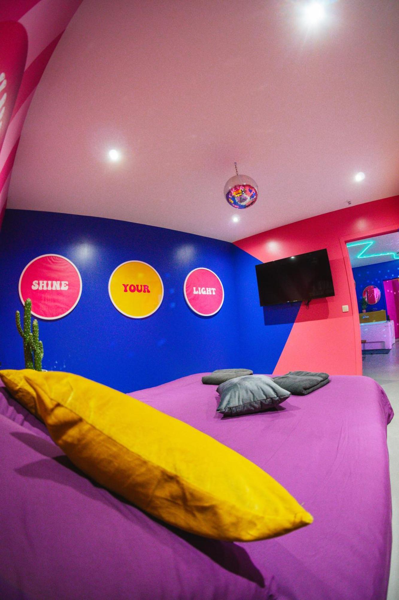 Capsule Boogie-Woogie - Jacuzzi - Sauna - Billard - Jeux - Ecran Geant - Filet Suspendu - Netflix La Louvière المظهر الخارجي الصورة
