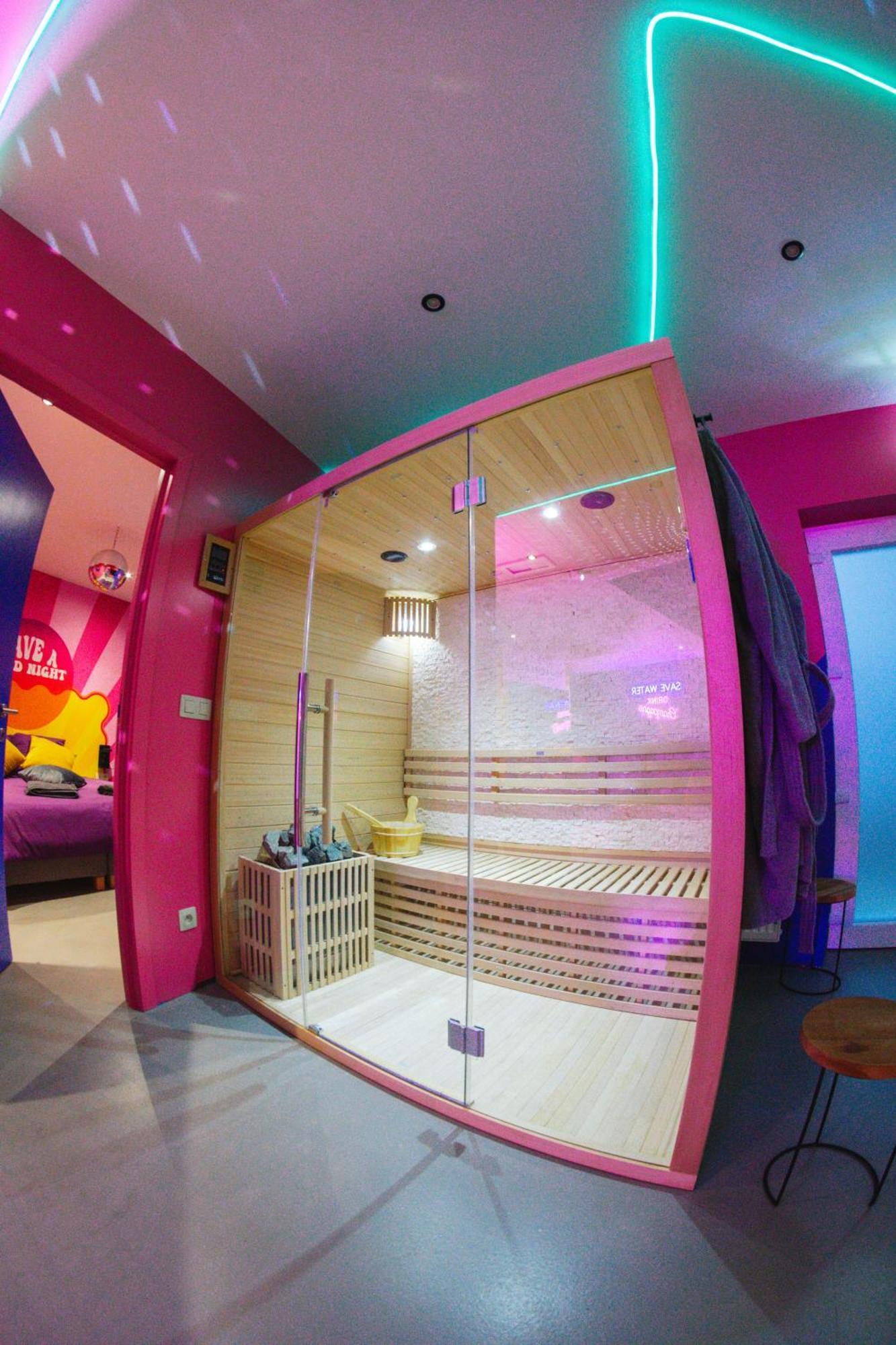 Capsule Boogie-Woogie - Jacuzzi - Sauna - Billard - Jeux - Ecran Geant - Filet Suspendu - Netflix La Louvière المظهر الخارجي الصورة