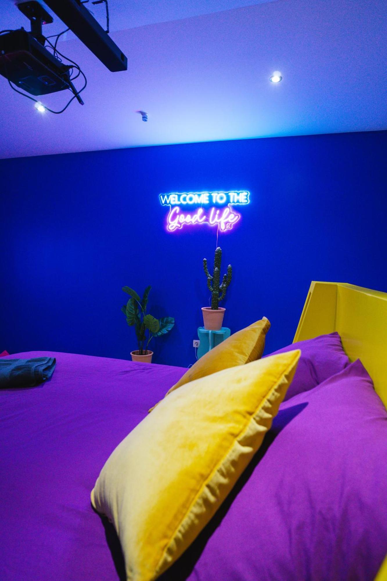 Capsule Boogie-Woogie - Jacuzzi - Sauna - Billard - Jeux - Ecran Geant - Filet Suspendu - Netflix La Louvière المظهر الخارجي الصورة