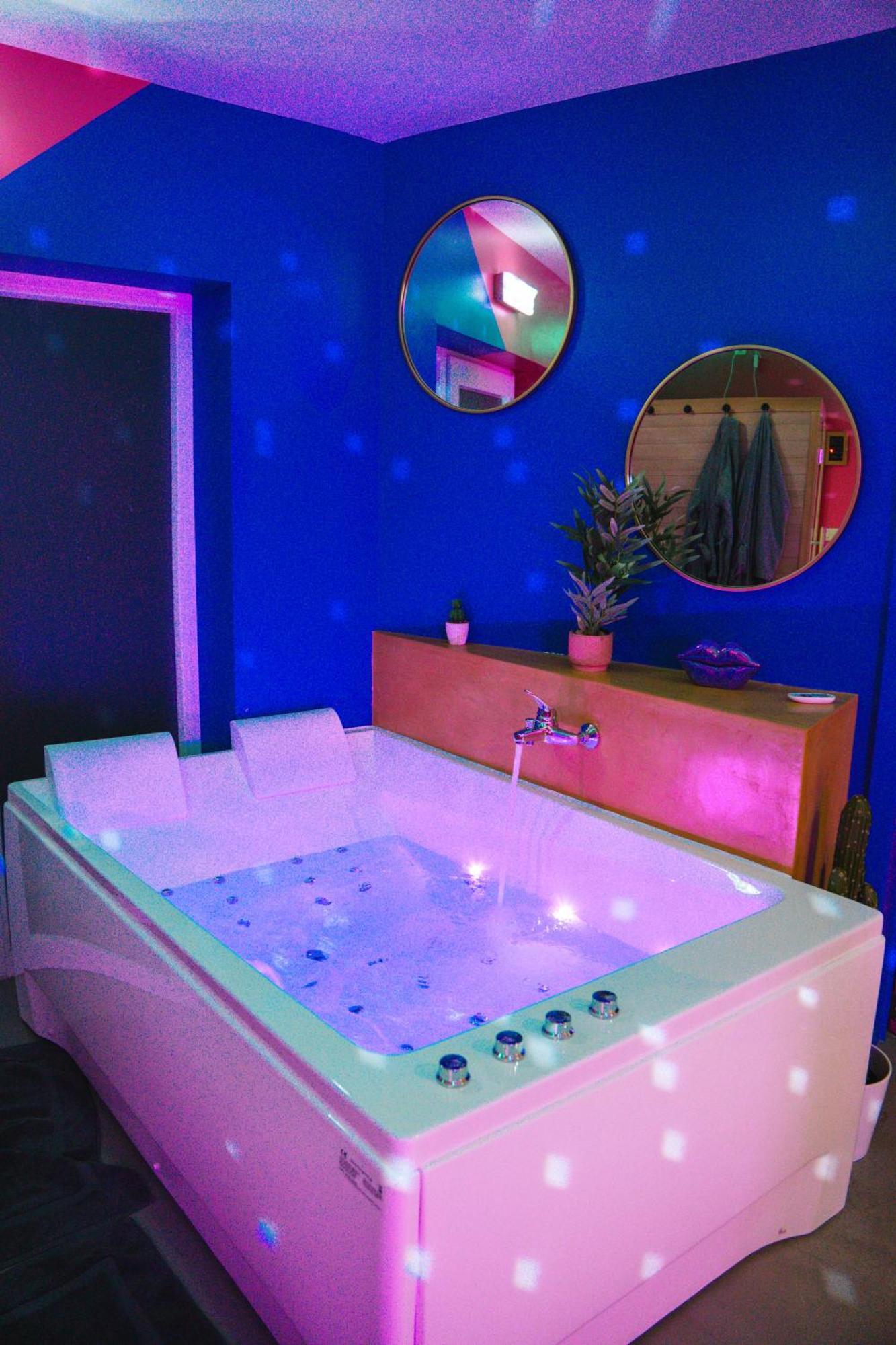 Capsule Boogie-Woogie - Jacuzzi - Sauna - Billard - Jeux - Ecran Geant - Filet Suspendu - Netflix La Louvière المظهر الخارجي الصورة