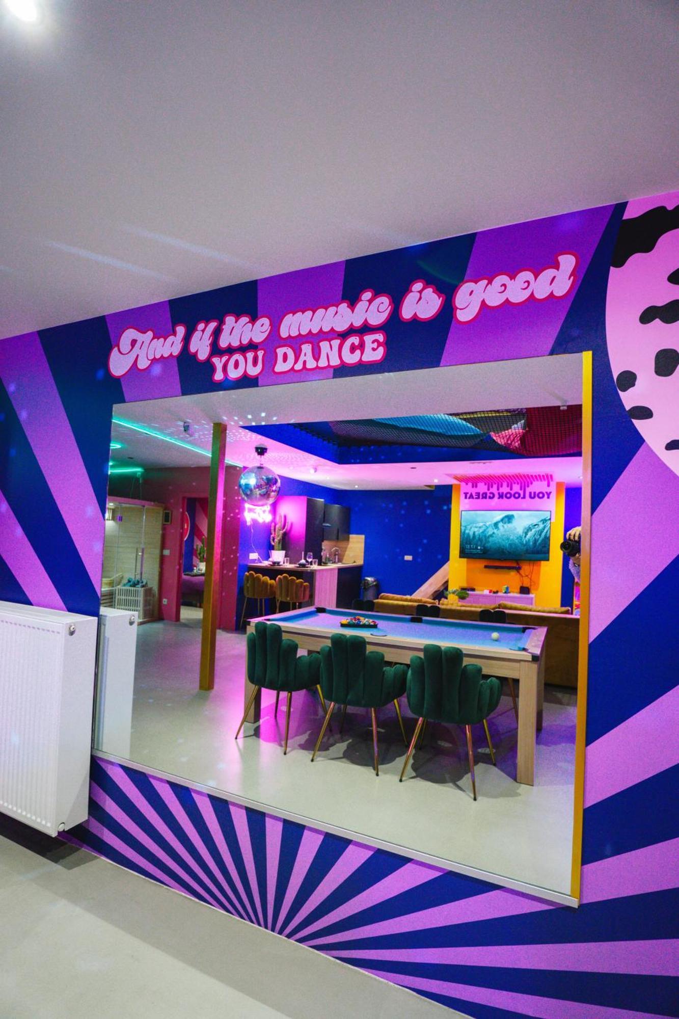Capsule Boogie-Woogie - Jacuzzi - Sauna - Billard - Jeux - Ecran Geant - Filet Suspendu - Netflix La Louvière المظهر الخارجي الصورة