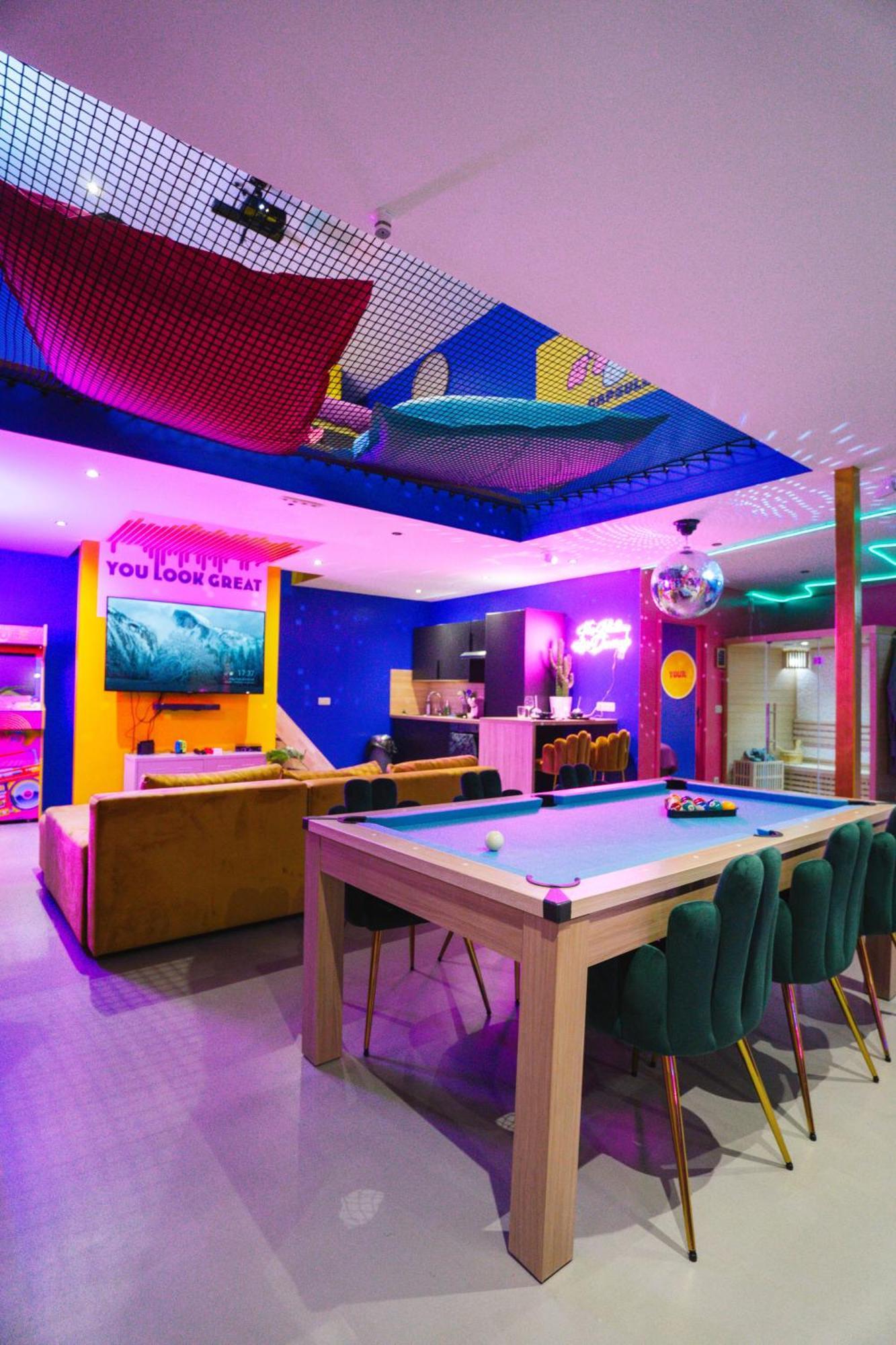 Capsule Boogie-Woogie - Jacuzzi - Sauna - Billard - Jeux - Ecran Geant - Filet Suspendu - Netflix La Louvière المظهر الخارجي الصورة
