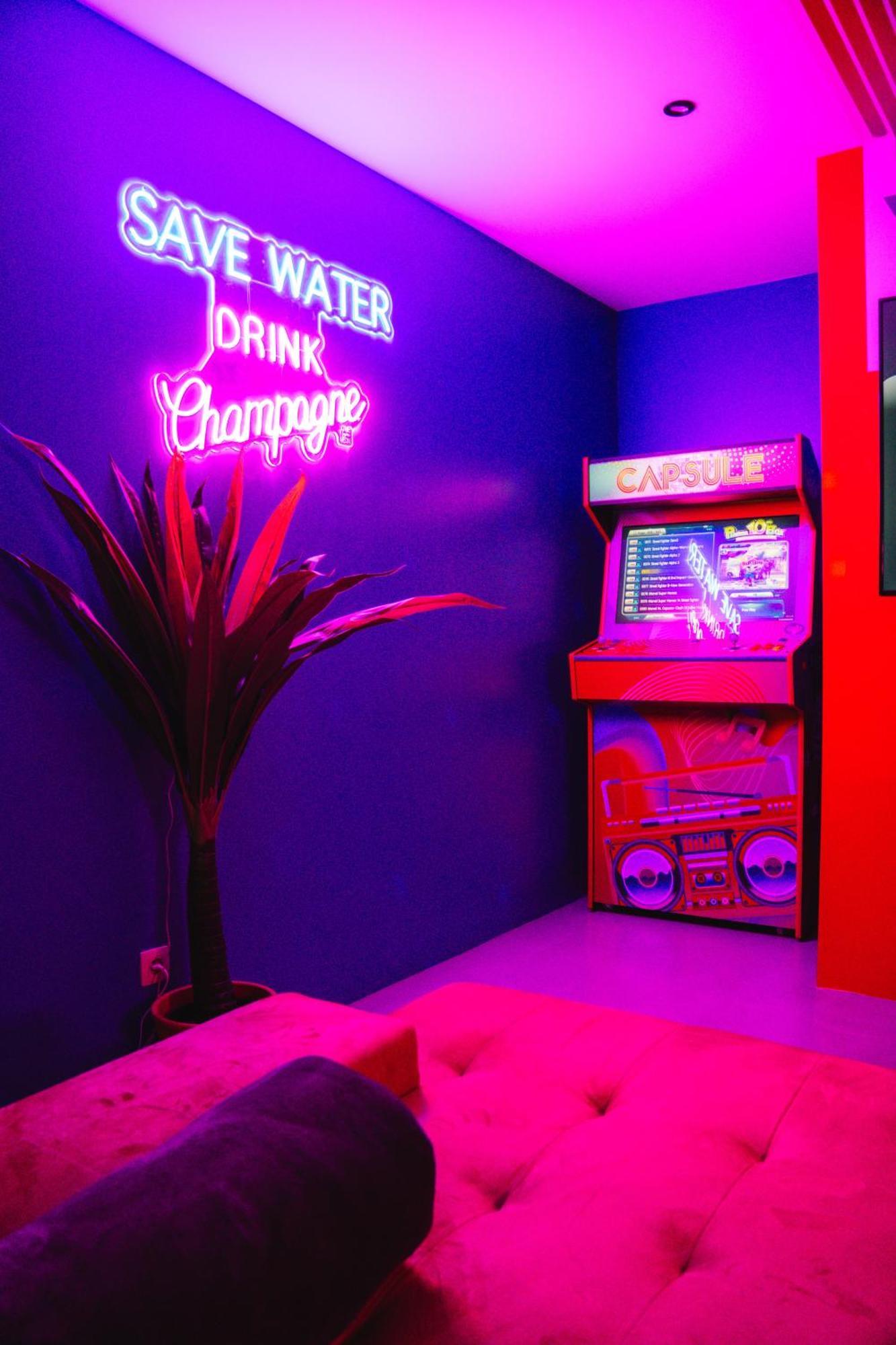 Capsule Boogie-Woogie - Jacuzzi - Sauna - Billard - Jeux - Ecran Geant - Filet Suspendu - Netflix La Louvière المظهر الخارجي الصورة