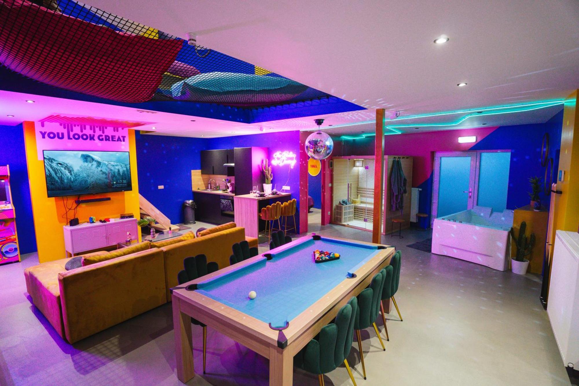 Capsule Boogie-Woogie - Jacuzzi - Sauna - Billard - Jeux - Ecran Geant - Filet Suspendu - Netflix La Louvière المظهر الخارجي الصورة