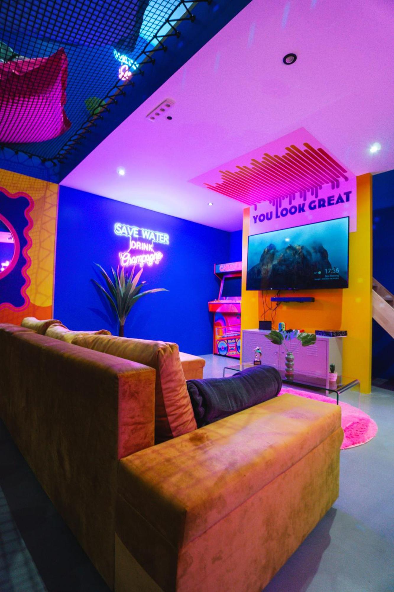 Capsule Boogie-Woogie - Jacuzzi - Sauna - Billard - Jeux - Ecran Geant - Filet Suspendu - Netflix La Louvière المظهر الخارجي الصورة