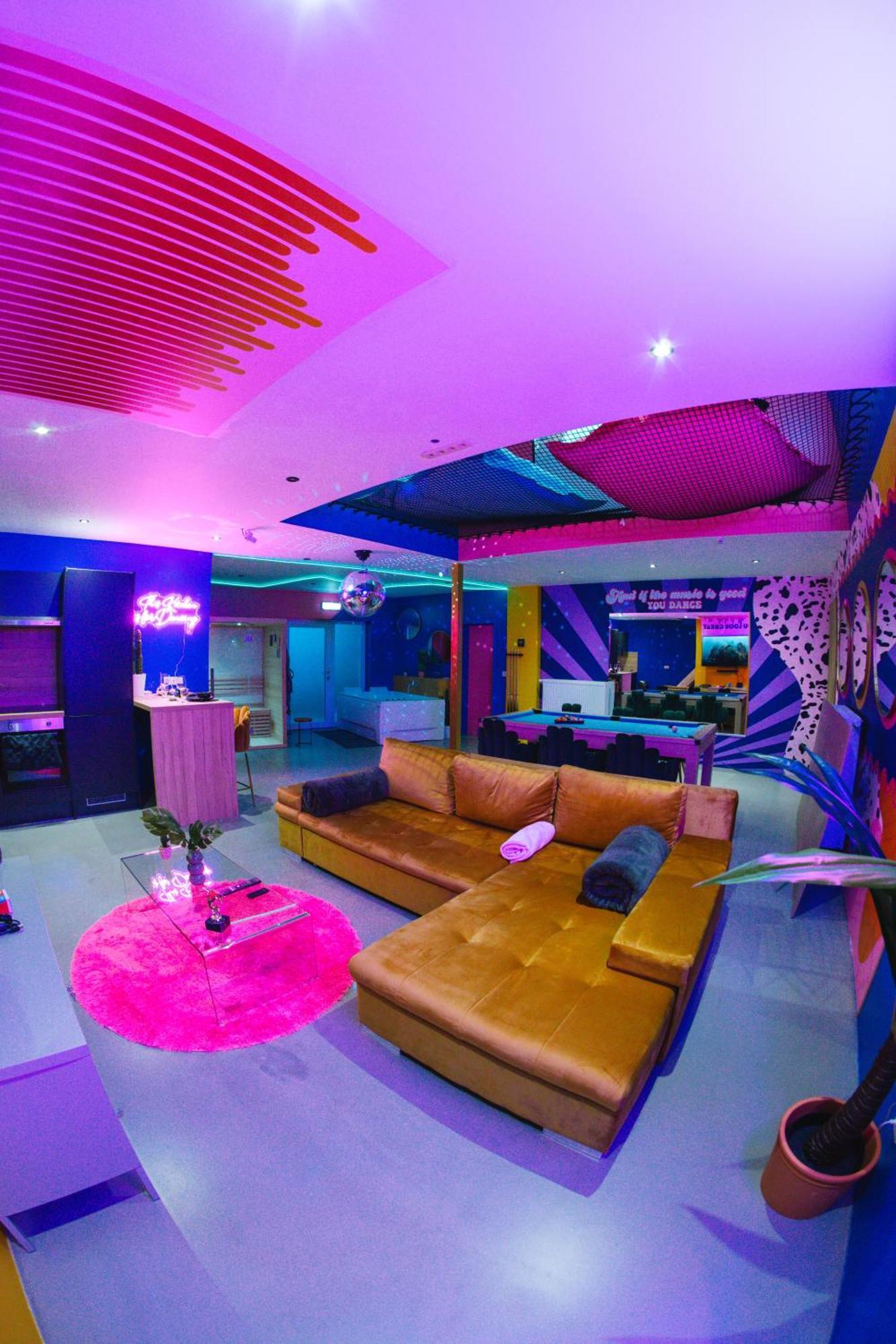 Capsule Boogie-Woogie - Jacuzzi - Sauna - Billard - Jeux - Ecran Geant - Filet Suspendu - Netflix La Louvière المظهر الخارجي الصورة