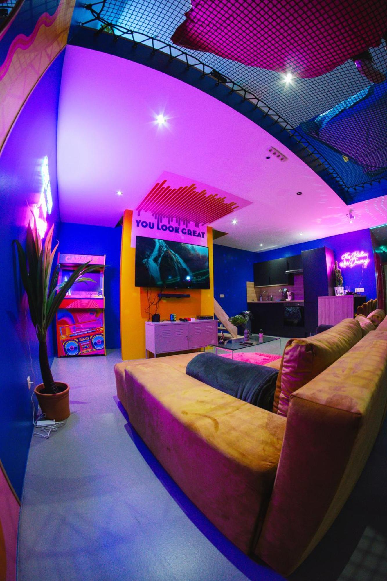 Capsule Boogie-Woogie - Jacuzzi - Sauna - Billard - Jeux - Ecran Geant - Filet Suspendu - Netflix La Louvière المظهر الخارجي الصورة