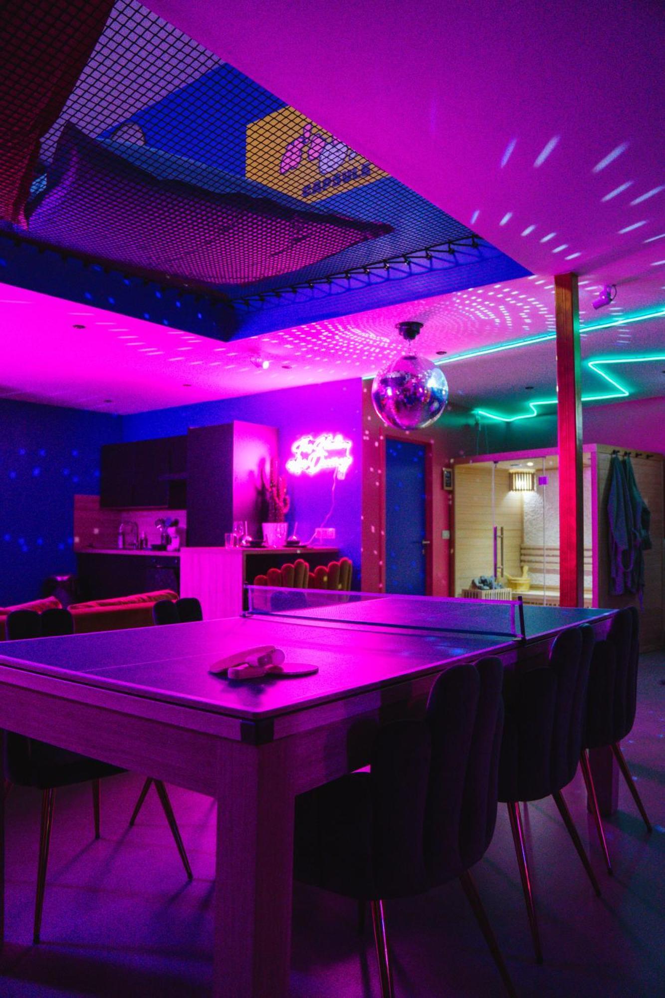 Capsule Boogie-Woogie - Jacuzzi - Sauna - Billard - Jeux - Ecran Geant - Filet Suspendu - Netflix La Louvière المظهر الخارجي الصورة