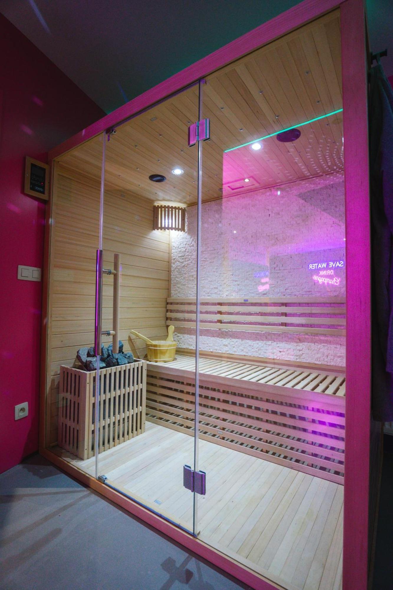 Capsule Boogie-Woogie - Jacuzzi - Sauna - Billard - Jeux - Ecran Geant - Filet Suspendu - Netflix La Louvière المظهر الخارجي الصورة