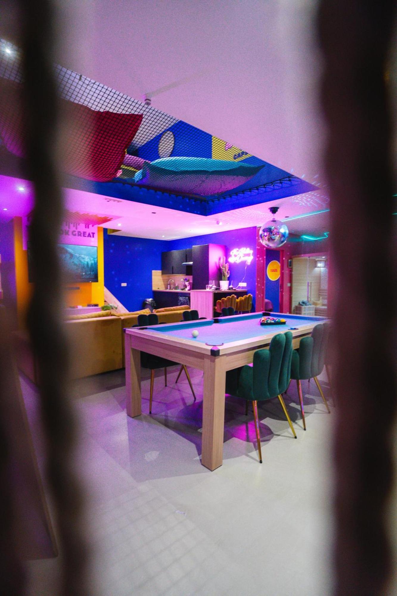 Capsule Boogie-Woogie - Jacuzzi - Sauna - Billard - Jeux - Ecran Geant - Filet Suspendu - Netflix La Louvière المظهر الخارجي الصورة