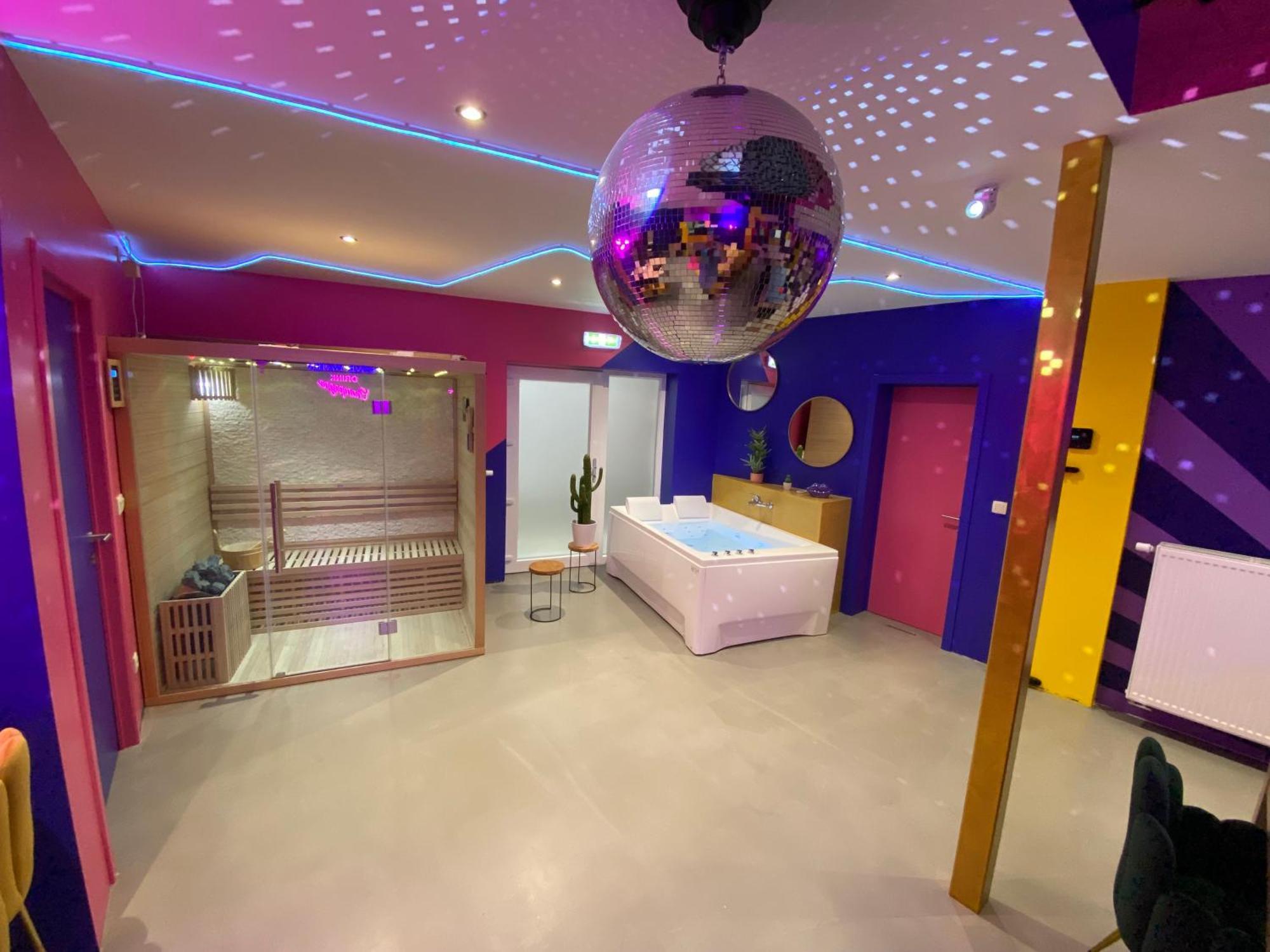 Capsule Boogie-Woogie - Jacuzzi - Sauna - Billard - Jeux - Ecran Geant - Filet Suspendu - Netflix La Louvière المظهر الخارجي الصورة