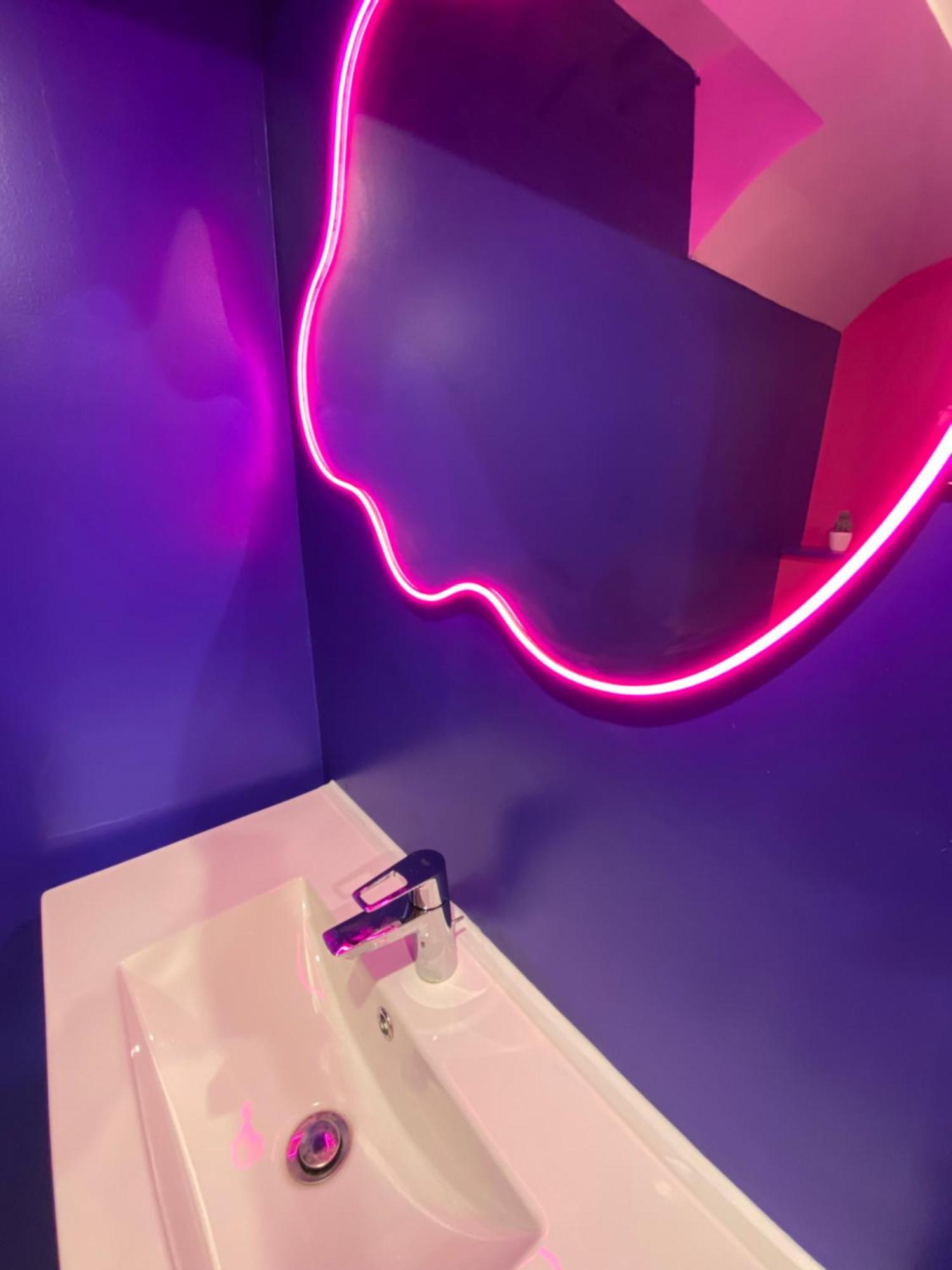 Capsule Boogie-Woogie - Jacuzzi - Sauna - Billard - Jeux - Ecran Geant - Filet Suspendu - Netflix La Louvière المظهر الخارجي الصورة